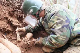心碎！扫雷战士被炸失去双眼双手 父亲含泪：我重新认识了他视频封面
