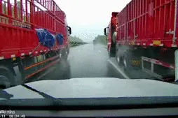 大货车长时间占用快速车道、违法变道...小车遭殃了，前车之鉴！| 百日行动图片