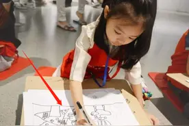 6岁女儿上绘画班，回家后画了一幅画，宝妈见后慌慌张张报警图片