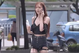 脚踩恨天高，还挑战22cm，真担心美女走起路来扭到脚图片