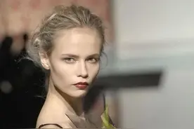 世人皆称“妖婆”的Natasha Poly，她的剪刀腿能踏破T台图片