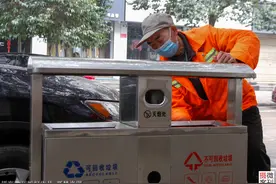 镜头下的环卫工：疫情期间他们每天忙碌在大街小巷图片