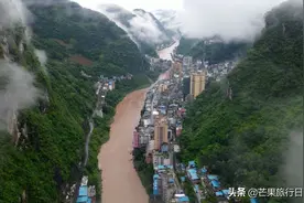 云南有个县城，与四川交界两边都是悬崖，依山傍水风景秀丽图片