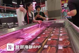 肉摊上演“红灯记”，原来是在为猪肉开“美颜”图片