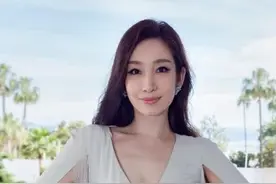割完双眼皮的秦海璐，除了气质改变外，选高跟鞋的眼光也是很独到图片