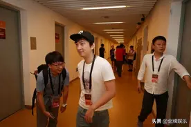 王思聪带新女伴在上海酒吧畅饮，两人无视旁人眼光，互动十分亲昵图片