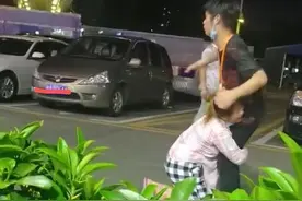 深圳街头情侣互跪抱头痛哭，原因还是天价彩礼：岳母有权要30万吗图片