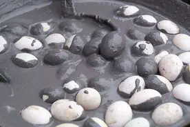 松花蛋上的黑斑，是重金属残留吗？其实生活中很多食物，都含有铅图片