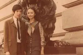 母亲太漂亮是啥体验？网友晒父母年轻时照片：我妈当年是抢来的吧图片