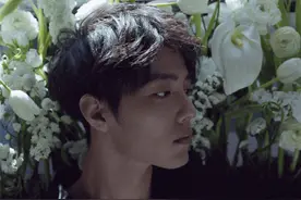 “宝藏男孩”肖战，是什么级别的颜值？坐围墙都能拍出大片既视感图片