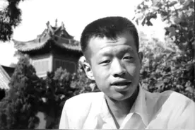 王小波：死前太痛苦了，牙齿上有白灰，额头上有伤，他的弟弟更惨图片