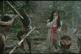 野人们被女孩一棍打退，居然还说我去视频封面