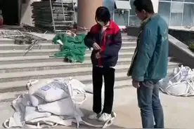 山东一女儿不愿上学读书，父亲让她到工地扛水泥，结果令爸爸满意图片