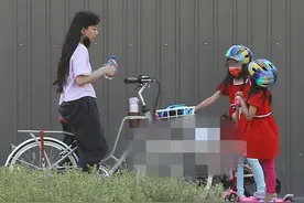 王力宏夫妇罕见合体带仨娃出游，李靓蕾腹部微隆，小儿子首度曝光图片