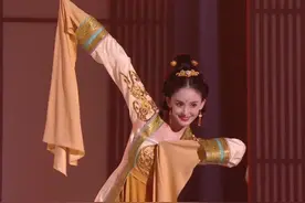 娜扎绝美，张萌脸僵，女团造型过度邪魅，又一台芒果晚会翻车了？图片