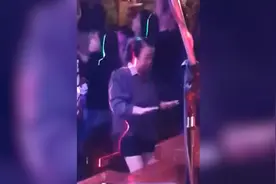 泰国老奶奶在夜店跳舞 双手上下翻飞忘我舞蹈视频封面