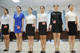 应聘空姐真的是“挤破头”，颜值绝对高，自信女孩以素颜应试图片