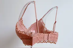 夏季的乳胶内衣要这样特别护养，精致的美眉码住了图片