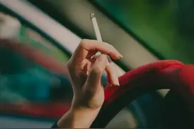 长期抽烟的男性，过了45岁，还能轻松完成四个动作，身体或还不错图片