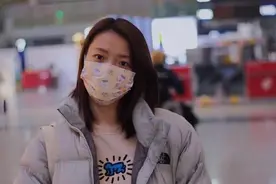 美貌出众！国羽混双世界第一现身机场，穿羽绒戴口罩难掩天生丽质图片