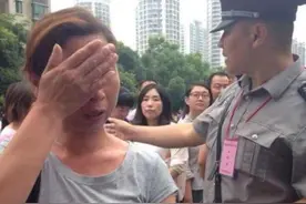 考生300分准备复读一年，意外收到8封录取通知书，全家人笑了图片