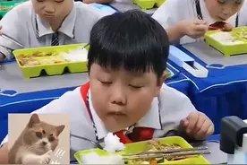 太逗了！河北一小学男孩吃饭表情太销魂，网友：小学干饭第一人图片