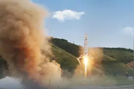 深蓝航天“星云-M”1号“蚱蜢跳”低空垂直回收飞行试验圆满成功图片