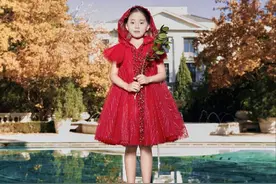 梅婷7岁女儿登杂志封面，穿红色礼裙像小公主，眉眼高级像妈妈图片