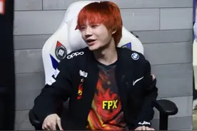 LPL选手界的托尼老师：刘青松发型频繁更换！这颜值不出道可惜图片