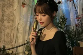 仙女酵母为何一直坐着拍视频？当她晒全身照时，40码大脚太抢镜图片