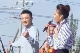 央视主播李梓萌罕现身，摘下假发后太美！与小尼对唱被误认成夫妻图片