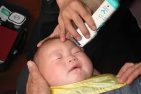 奶奶把满月孙女眉毛剃光，3个月后全家后悔不已，“迷信”太害人图片