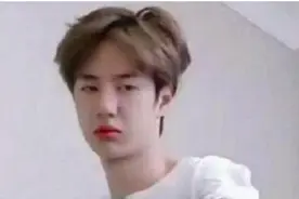 王俊凯王一博睡醒后呆萌，肖战易烊千玺睡醒后，网友：好有活力！图片