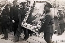 戴笠摔机死亡，随身带有两件宝贝，据说本来是想献给蒋介石的图片