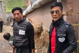 香港两大反派专业户，他们的合体观众以为在拍戏，原来是投身公益图片