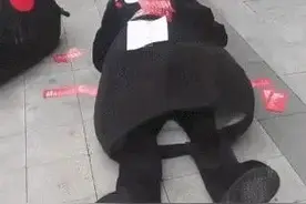 搞笑GIF三十七期！～是不是没给你仨钱？不按套路来呀图片