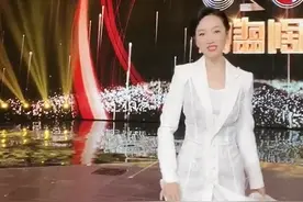 安徽台一姐周群跳舞太嗨，47岁身姿曼妙长腿吸睛，生三娃没变样图片