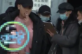 当红男星在禁烟标语前猛吸烟，27岁黑眼圈严重，还不忘捡烟头？图片