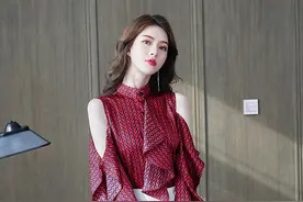 为什么冷淡风露肩衬衫这么好看？搭配白色开叉裙，凸显极简魅力图片