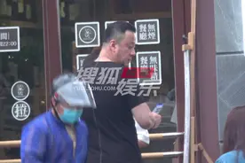 47岁杨坤独自就餐太孤单，现身小饭馆无人理，面容憔悴发福显老态图片