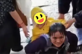 浙江一母亲背儿子在雨中祈祷，好心路人打伞，网友：伟大但无知图片