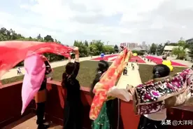 大妈带50条丝巾拍照，大喊要把春天补回来！网友评论亮了图片