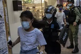「来论」香港12岁少女旺角聚集被警截查引争议 年轻不是豁免金牌图片