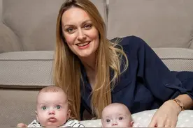 英国女子怀了宝宝，12周之后发现，肚子里还有另外一个图片