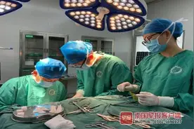 “你的脑袋里长虫了！”不是玩笑话！医生从一男子脑袋取出时它还在动图片