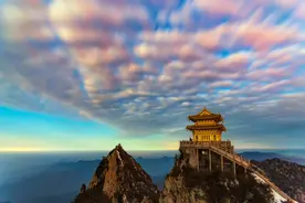 老君山是秦岭余脉八百里伏牛山脉的主峰，海拔2297米图片