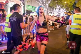 深圳街头小姐姐cos英雄联盟角色 庆祝EDG夺冠图片