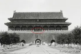 天安门重修期间，在屋顶发现金丝楠木“镇楼之宝”，盒中内有玄机图片