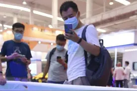 世界机器人大会：仿生机器金龙鱼吸引参观者图片