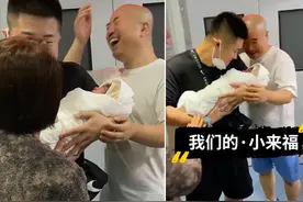 刘能当爷爷，产房门口激动的又哭又笑，出了产房先看妈妈还是孩子图片